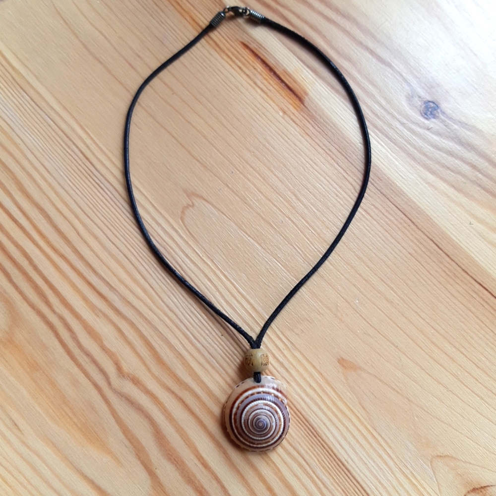🌊VINTAGE Shell & Leather Necklace - Picture 2 of 3